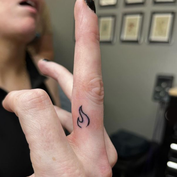 Minimal fire symbol on the middle finger