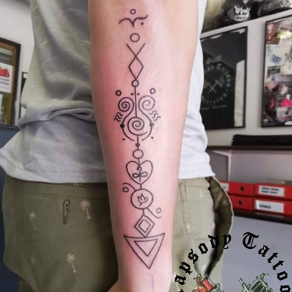 Traditional symbolic arrow design tattoo